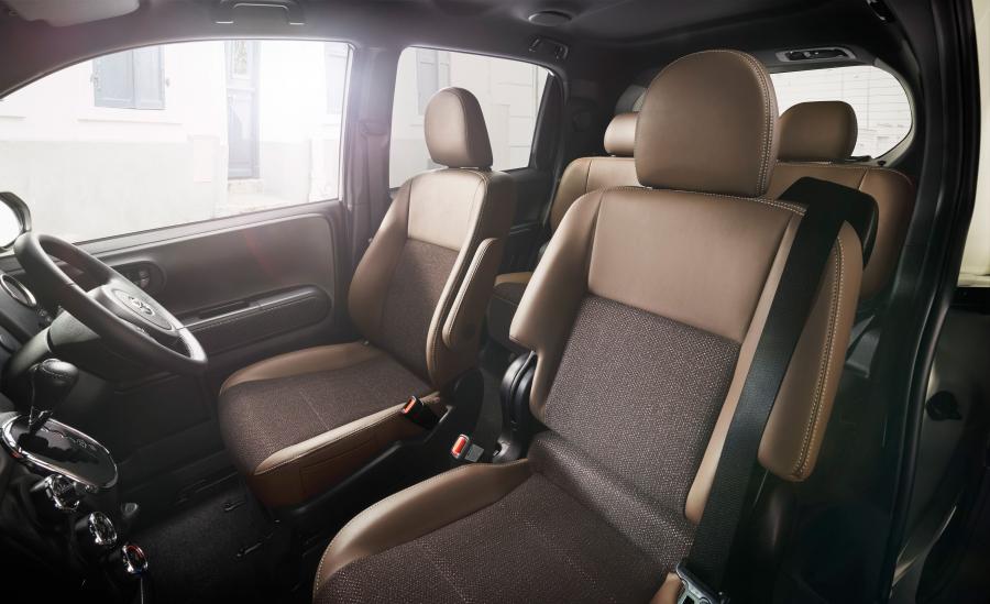 Интерьер Toyota Porte F Raffine 2018 года  (фото 5 из 5)